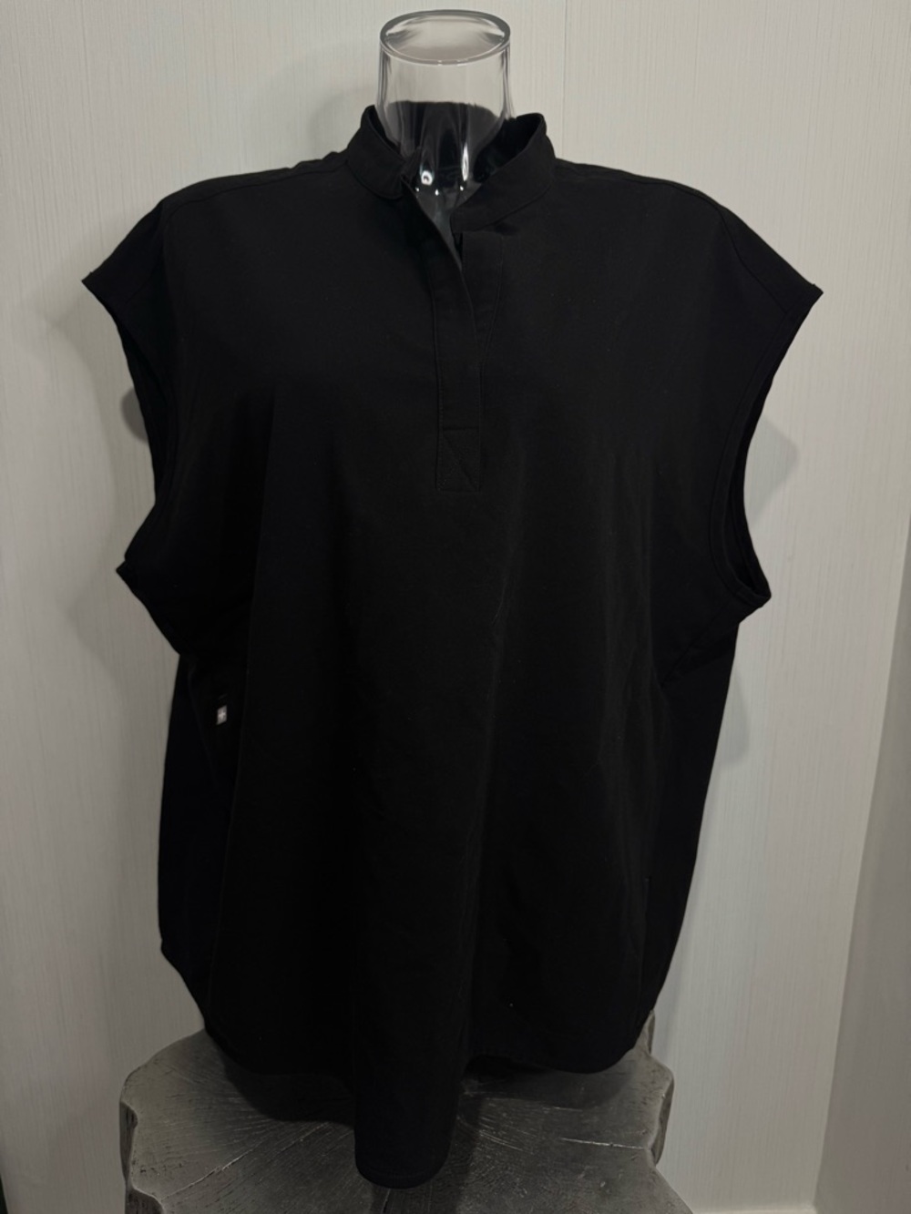 FIGS Rafaela Scrub Top. Black. XXL. No flaws noted.